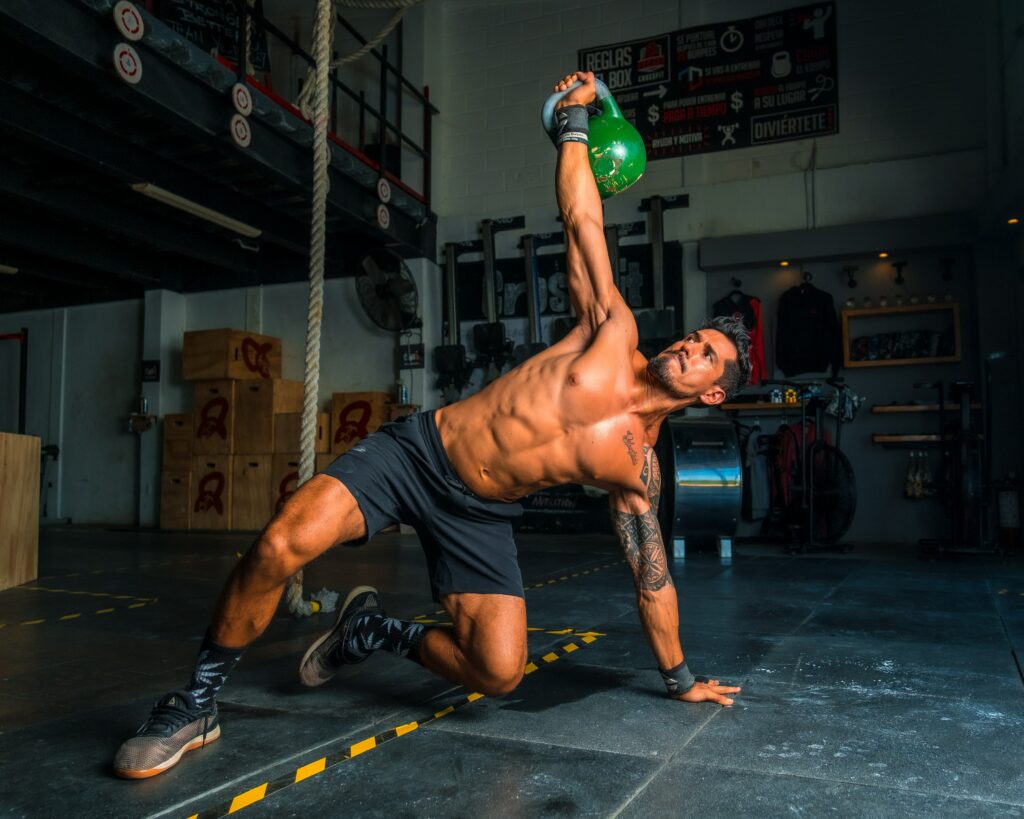 homme qui fait un exercice de musculation